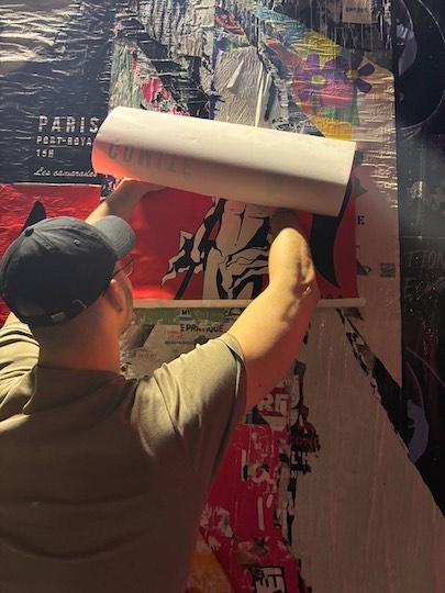 Séance de collage de l'affiche officielle du C9M par les militants de Lyon Populaire