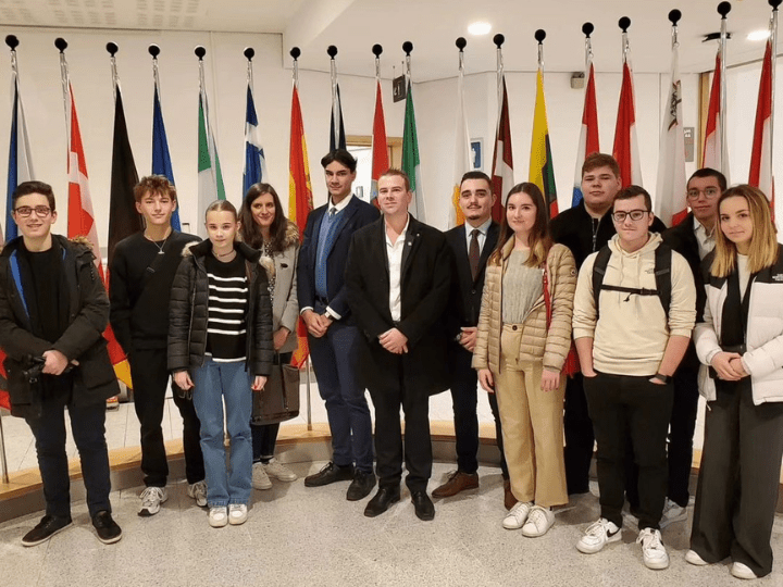 Jayson P. (au centre-gauche) a été invité avec la fédération RNJ marnaise au Parlement européen en novembre 2023 à l'invitation de l'eurodéputée Catherine Griset