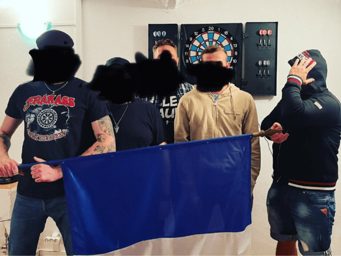 Le patron Gwenaël Lefort pose fièrement aux côtés d’un militant au tee-shirt siglé Frakass, un groupe de rock anticommuniste aux références néonazies assumées.