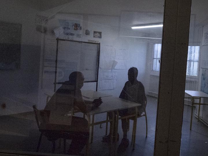 Au tribunal, devant le personnel du service éducatif, Mustapha s'effondre. L’ado est en détresse, désespéré à l’idée de retourner en prison