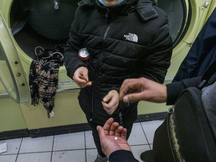 Mustapha consomme du Lyrica et du Rivotril. Deux euros le cachet : c’est le prix que propose la rue pour se détendre et oublier