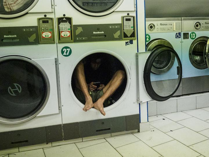 Parfois, Mustapha et ses camarades se retrouvent dans une laverie du quartier ouverte 24h/24
