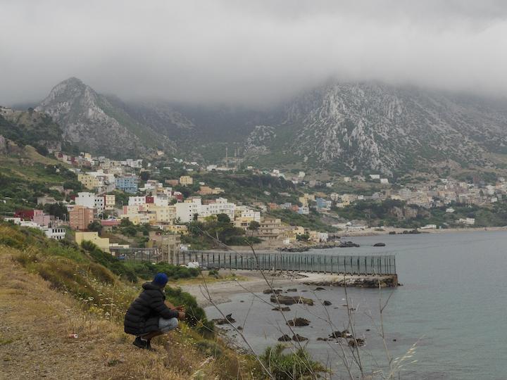 Pour Mustapha, il n'y a pas d'avenir pour lui dans sa ville de Castillejos – Fnideq. Il se met alors à rêver de quitter ses montagnes