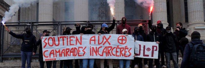 Le 24 avril 2024, ils sont une quinzaine devant le palais de justice de Lyon, masques remontés jusqu’aux yeux et casquettes enfoncées sur le crâne. Ils arborent une banderole qui affiche leur « soutien aux camarades incarcérés ». Une autre signe l'action : « JLP », pour « Jeunesse Lyon populaire »