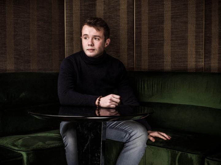 En 2021, les journalistes et les électeurs découvrent le porte-parole du parti Reconquête : un visage poupon qui ne se démonte jamais, pugnace à la limite de l’agressivité.