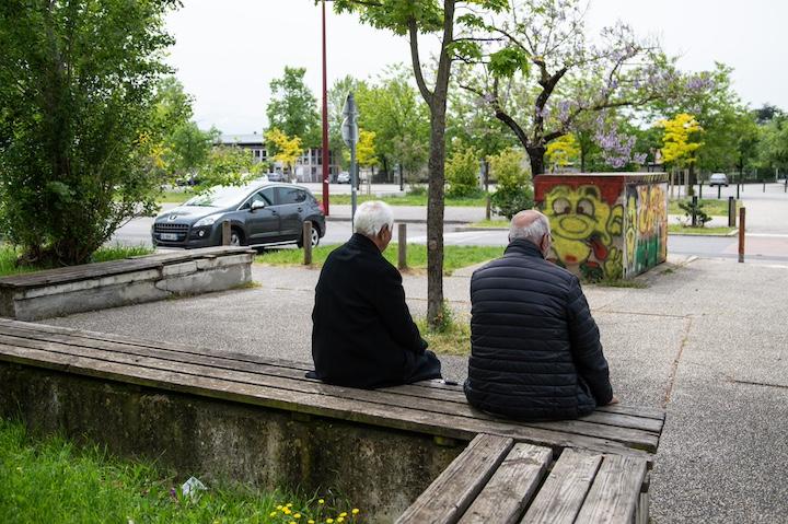 Dans le quartier de la Monnaie, des anciens bavardent tranquillement