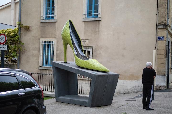 Les Romanais rencontrés par StreetPress reconnaissent un embellissement de la ville. Huit sculptures de chaussures géantes ont poussé un peu partout pour rendre hommage au passé industriel de Romans. Mais ils sont également nombreux à dénoncer un nouveau climat de terreur