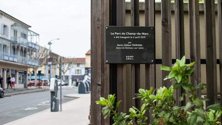 La maire a inauguré en 2019 un nouveau parc dans le centre-ville, avec étendues vertes et fontaine à jets d’eau