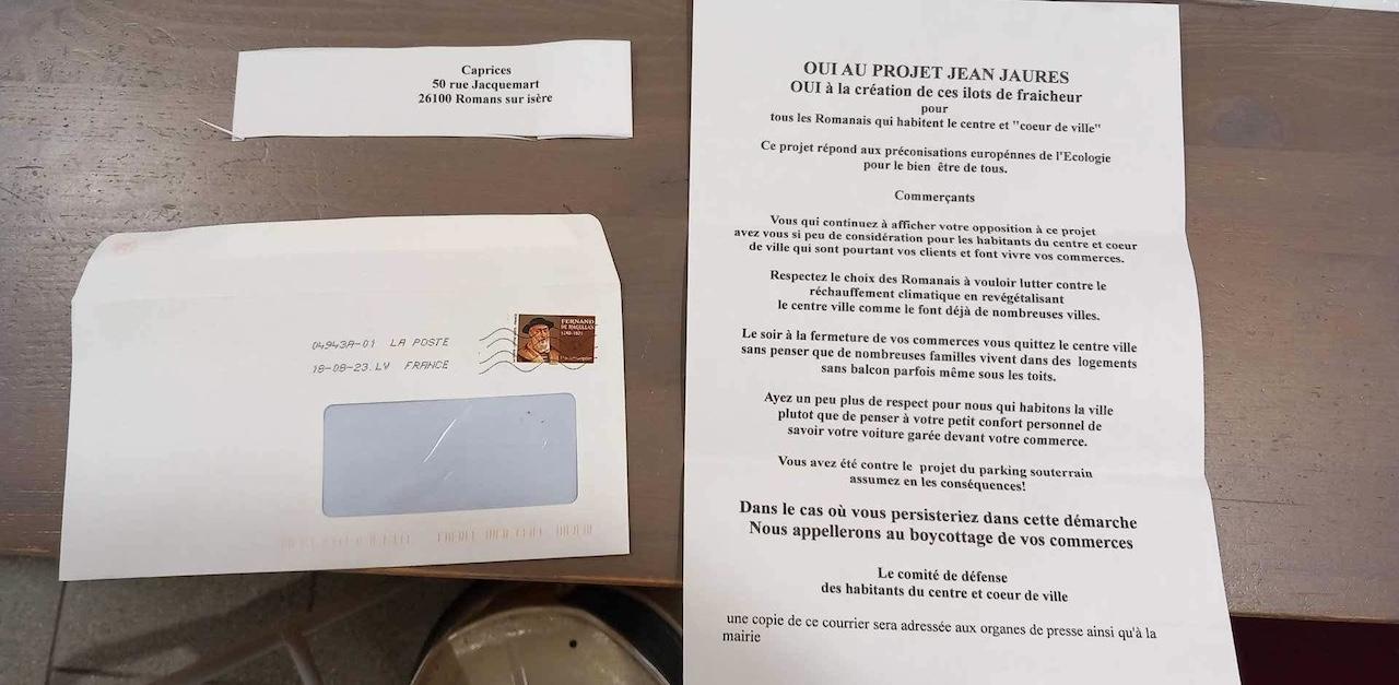 Depuis un an, un collectif de commerçants s’oppose au projet de la maire qui souhaite végétaliser une place où se garent leurs clients. En août dernier, ils ont tous reçu un courrier d’un « corbeau ». Ambiance. 
