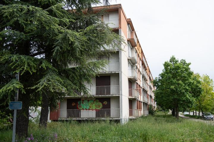Le 19 novembre 2023, Thomas Perotto perd la vie lors d'une rixe dans un bal de pompiers, poignardé par un adolescent du quartier populaire de sa ville : la Monnaie.