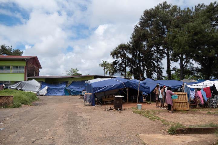 À Cayenne, plus de 350 demandeurs d’asile vivent dans un camp d’accueil de la préfecture aux aires de bidonville