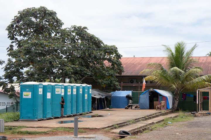 Dans le « centre d’accueil temporaire » de la « Verdure », seulement trois robinets, une dizaine de douches mobiles et une vingtaine de toilettes de chantier pour 350 personnes