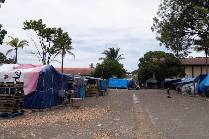 Une soixantaine de personnes reconnues réfugiées continuent de vivre au camp de la Verdure, faute de toit sous lequel attendre la finalisation de leurs papiers et l’organisation de leur transfert vers l’Hexagone.