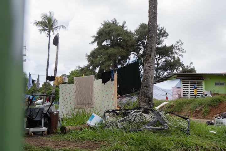 Pour les 350 demandeurs d’asile qui vivent dans ce camp d’accueil, le quotidien est extrêmement précaire.