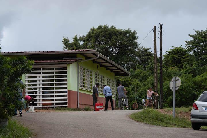À Cayenne, des demandeurs d’asile sont placés dans « un camp bidonville géré par l’État ». 