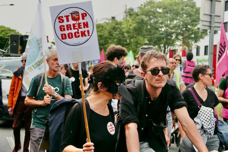 Les manifestants dénoncent une réduction des espaces verts aux portes d'un département déjà très bétonné.