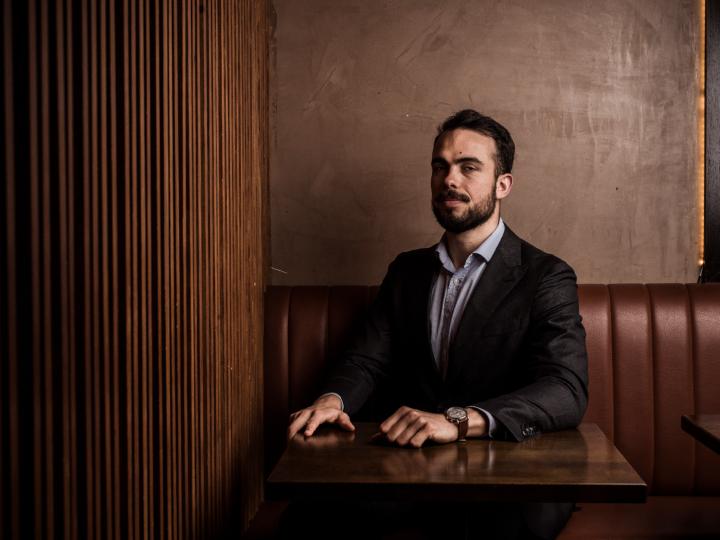 Sous la direction de Thionnet, la Cocarde s’éloigne progressivement de la ligne souverainiste pour épouser les thèses identitaires, à la manière du Rassemblement national.