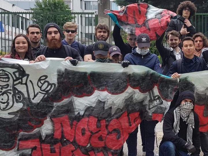 En mai 2018, une dizaine de militants masqués attaquent la Sorbonne. Un étudiant termine à l’hôpital avec plusieurs fractures au visage. Les assaillants posent autour d’une banderole retournée, volée au cours de l’escarmouche façon ultras de foot. Pierre-Romain Thionnet (deuxième à gauche) assume : « J'étais là. 
