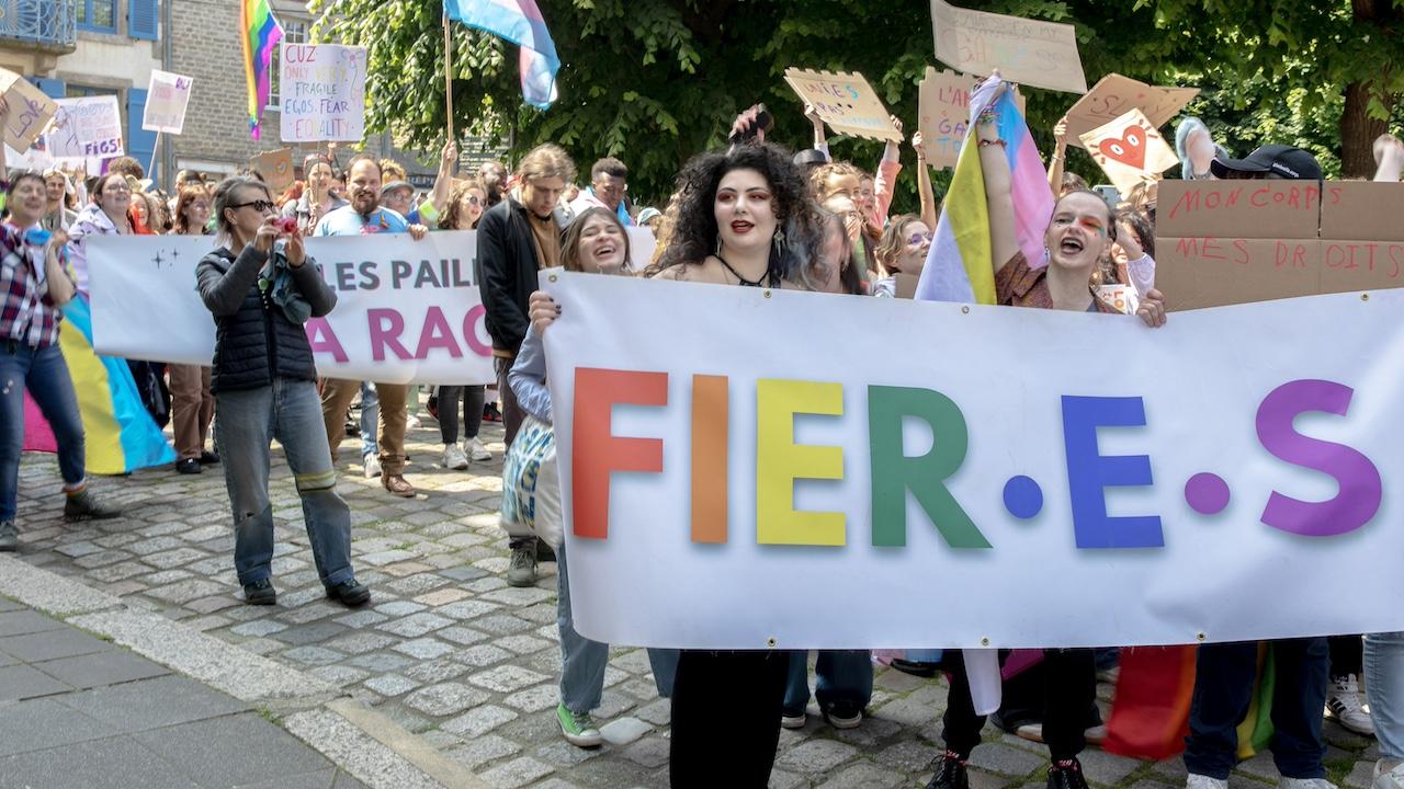 « On est invisibilisés dans le monde rural » : À Dinan en Bretagne, des lycéens initient la toute première Pride