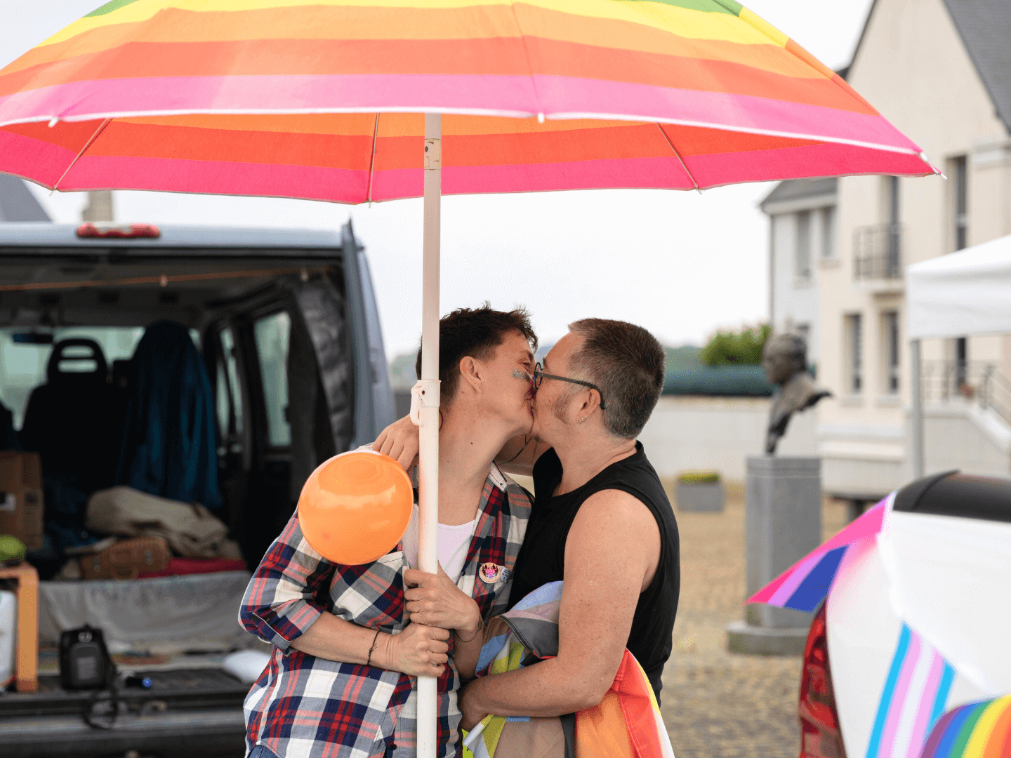 À Dinan, le premier bar queer a ouvert ses portes en 2023 sous l’impulsion d’Alex Avenard, qui tient la buvette de la pride ce samedi : « Au départ, j’ai joué la discrétion. Ça reste Dinan. On est invisibilisés dans le monde rural, éloignés les uns des autres »
