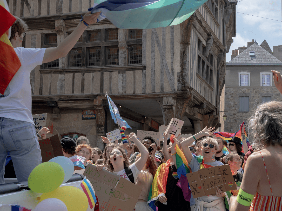 La scène n’a rien de banal dans cette petite ville rurale de près de 15.000 habitants, surtout connue pour ses maisons à pans de bois