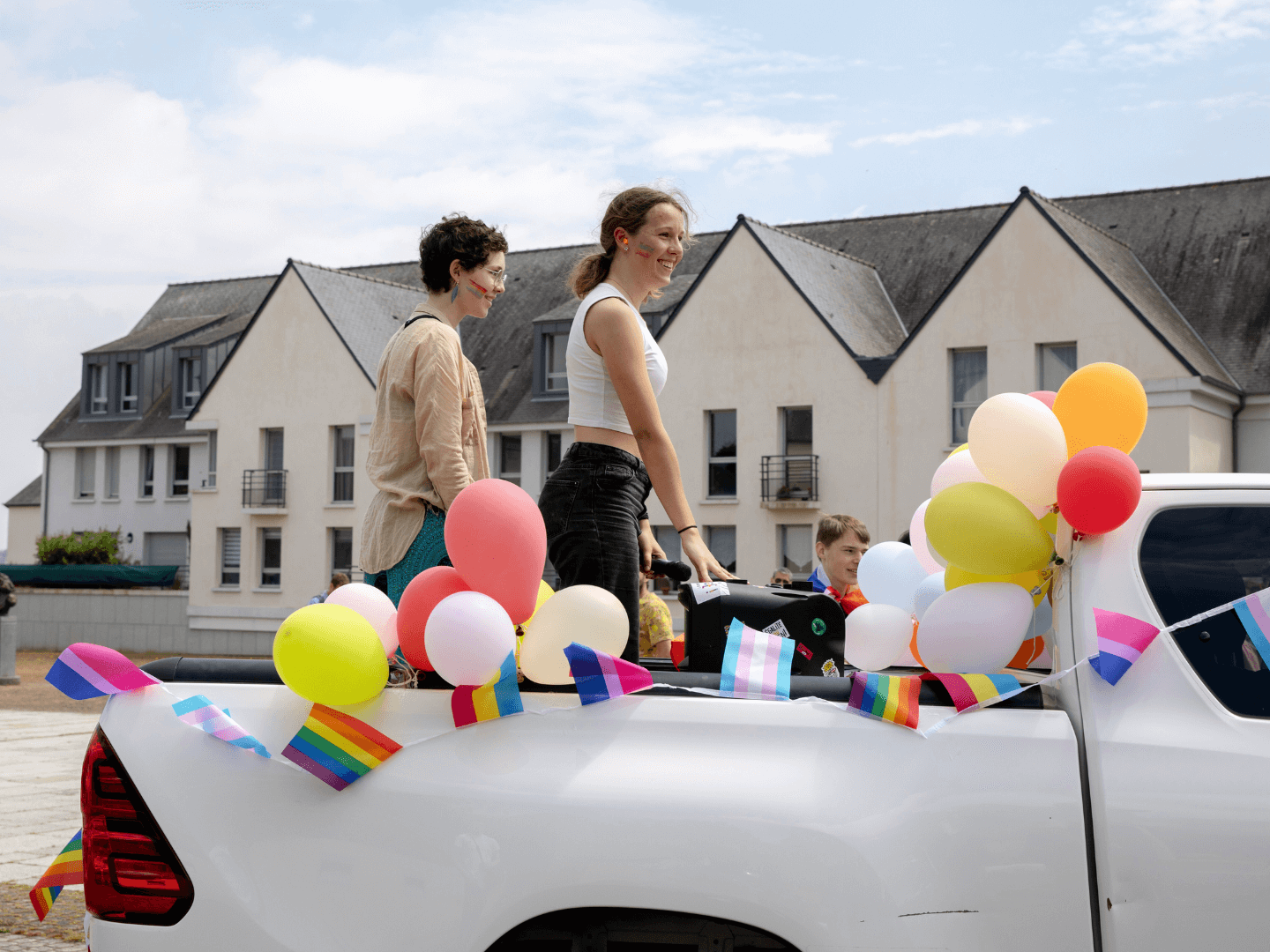Debout à l’arrière d’un pick-up blanc aussi large que la rue pavée, Armelle agite un drapeau. La scène n’a rien de banal dans cette petite ville rurale d'une quinzaine de milliers d'habitants.
