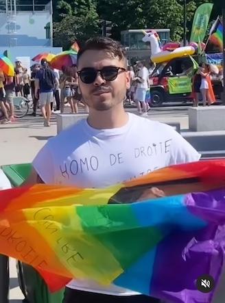 Celui qui porte un tee-shirt avec l’inscription « homo de droite et contre les lobbies LGBTQIA+ », se fait appeler Yohan Pawer.