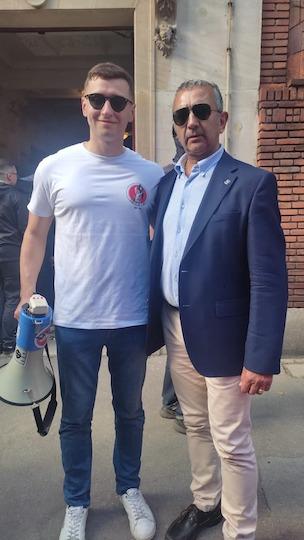 Gabriel Loustau est un des leaders du Gud et une des figures derrière le mégaphone lors du défilé néofasciste parisien du Comité 9 mai. Cette année, il a posé fièrement avec Manuel Andrino Lobo, chef de FE-La Phalange, un parti nostalgique du franquisme.