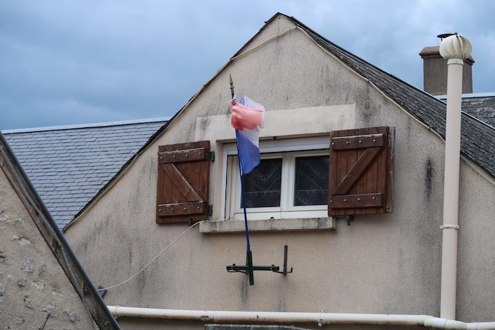 Dans la commune, des habitants accrochent le drapeau tricolore à leur fenêtre ou dans leur jardin