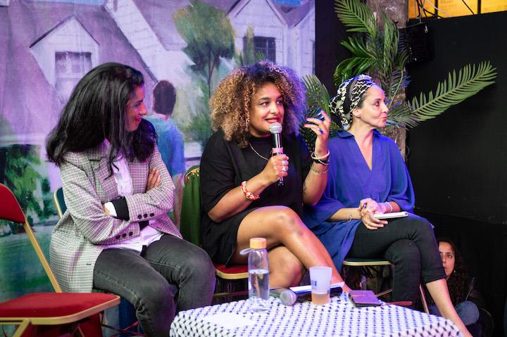 Fatima Ouassak, accompagnée de Priscilla Zamord et de Sonia Barnat Bacha, toutes membres de l'association Front de mères