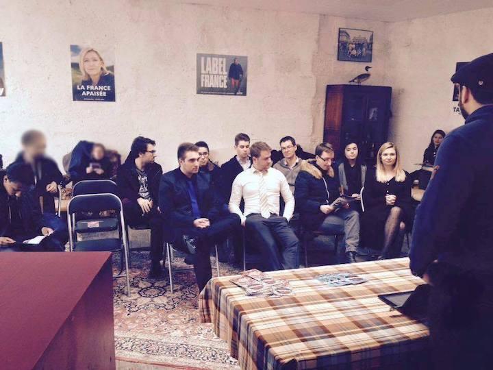 Le 5 mars 2016, le groupuscule néofasciste Bordeaux nationaliste organise une « formation “média training” ». Au premier rang, StreetPress a repéré Julie Rechagneux. Le groupuscule a été dissous en 2022 en raison « d’une idéologie xénophobe, appel à la haine et à la violence »