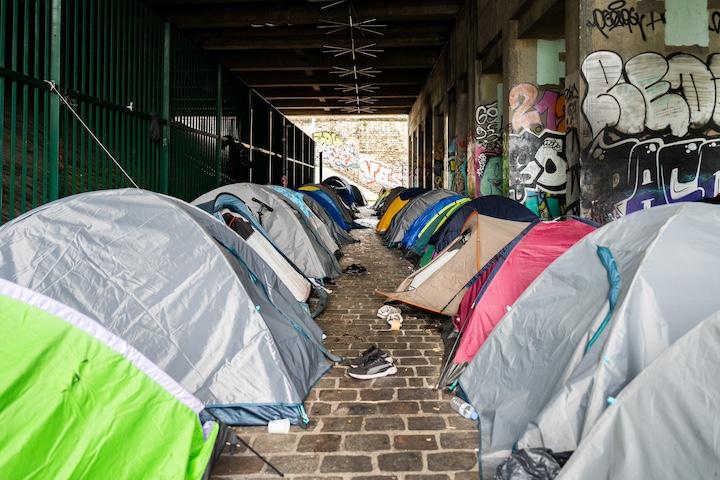 Campement de Delphine Seyrig à la Villette, avec les tentes de Ghulam et d'autres Afghans et Éthiopiens