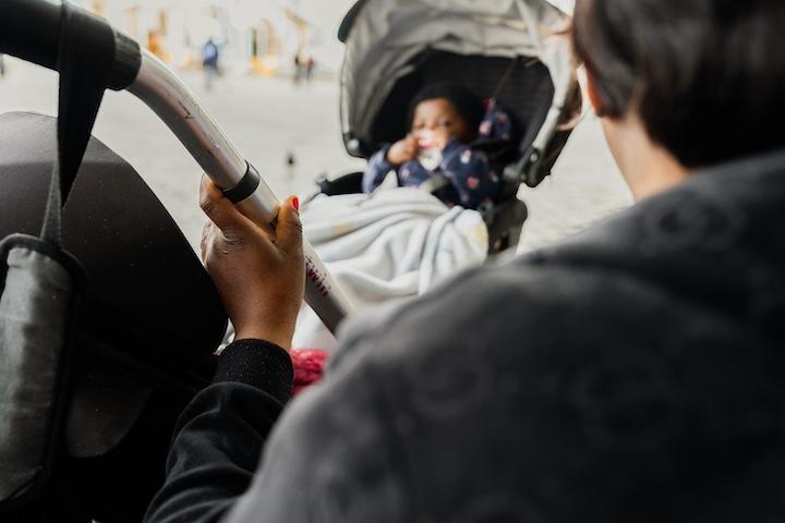 Jocelyne surveille Sileine, sa deuxième fille de six mois