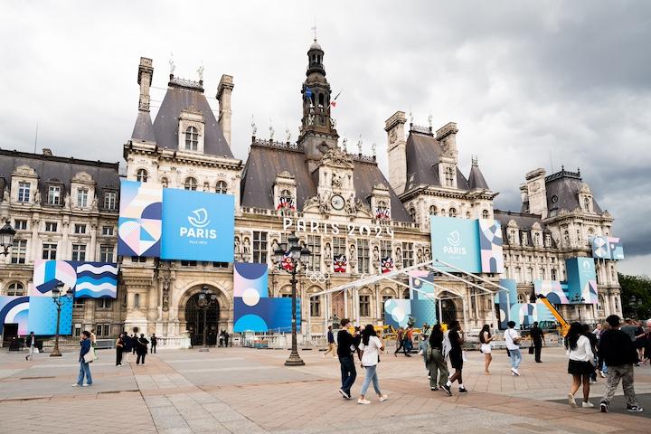 Le parvis de l’Hôtel de ville où chaque soir des centaines de personnes ont accès à l’information, des soins, un repas et parfois une prise en charge pour la nuit, sera évacué pour les Jeux olympiques