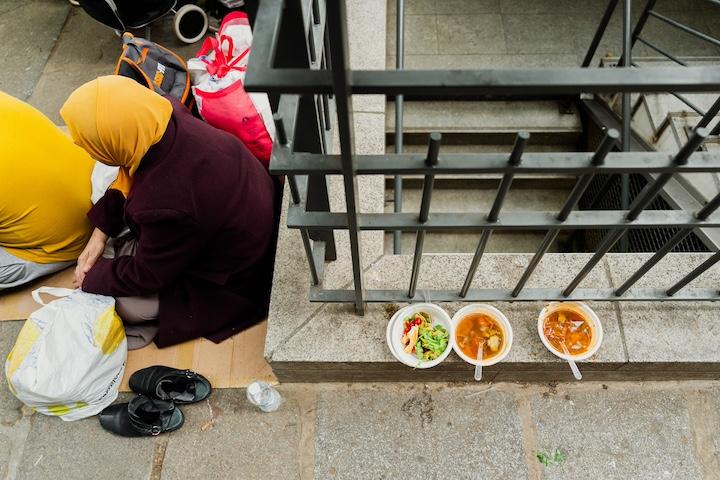 Jocelyne attend avec une vingtaine de familles sans-papiers l’arrivée de la soupe de l’association la Chorba