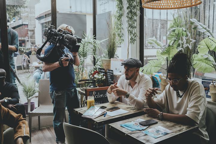 Le candidat de la société civile investi par la LFI intrigue les médias