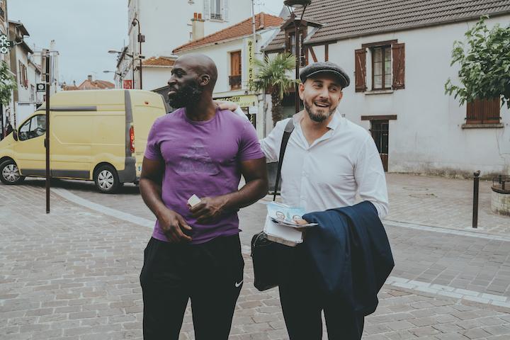 Adel Amara fonce sur Adama. Chaude accolade, les deux hommes sont amis de longue date