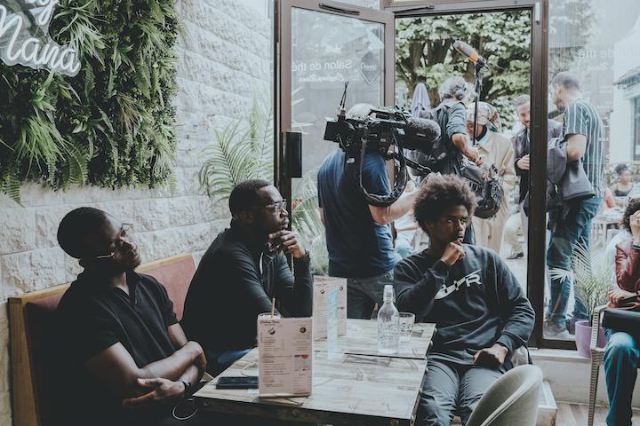 Une dizaine de jeunes sont venus pour rencontrer Adel Amara. Ils ont entre 19 et 25 ans, et comptent le soutenir dans sa campagne pour les législatives