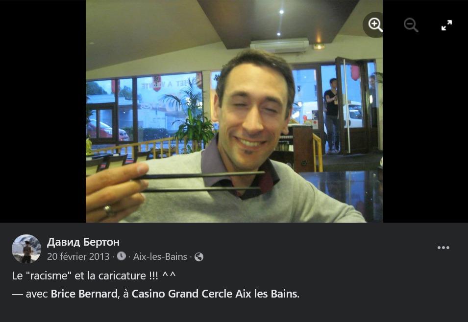 Brice Bernard a aussi fait une pose raciste sur une photo publiée sur Facebook par son acolyte David Berton, où il parodie une personne asiatique. Contacté, Brice Bernard a répondu que la photo pourrait être truquée « à l’âge de la transformation des photos par l’IA ». Sauf que la photo a bien été postée sur Facebook en 2013