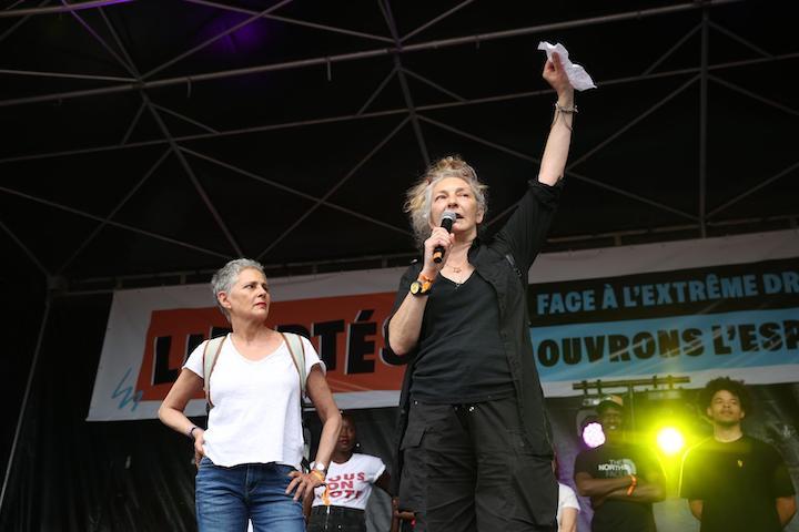 L'actrice Corinne Masiero face à la foule.