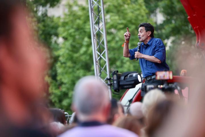 Edwy Plenel face à la foule place de la République