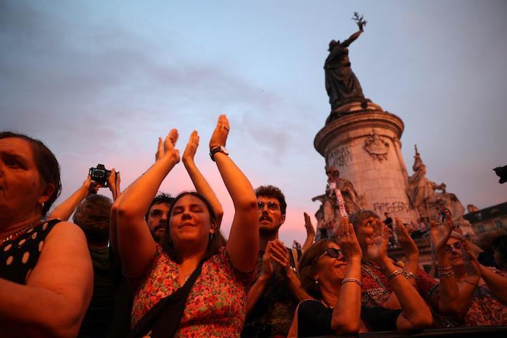 Les personnes présentes ont aussi lancé des chants antifascistes