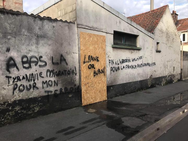 Les habitants du squat situé rue Frédéric Sauvage, à Calais, ont également été ciblés dans les jours qui ont suivi l’annonce de la dissolution. Dans la nuit du 11 au 12 juin 2024, les inscriptions : « À bas la tyrannie migratoire ! Pour mon terroir », « Fin de l’hypocrisie gauchiste ! Pour la France anticonformiste », et « Leave or burn » –  « Partez ou brûlez » en français – ont été taguées sur un mur de l’enceinte, à l’arrière du squat