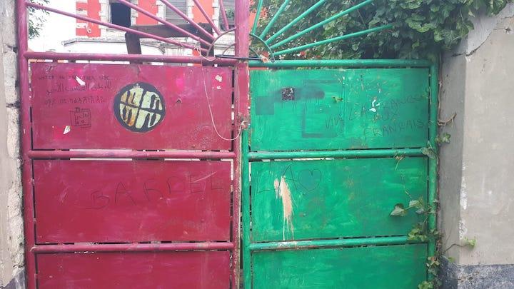 De nouvelles inscriptions sont apparues dans la nuit du 12 au 13 juin. Le slogan « La France aux Français » et le nom du président du RN, Jordan Bardella, accompagné d’un cœur ont été écrits au marqueur sur le portail d’entrée du squat