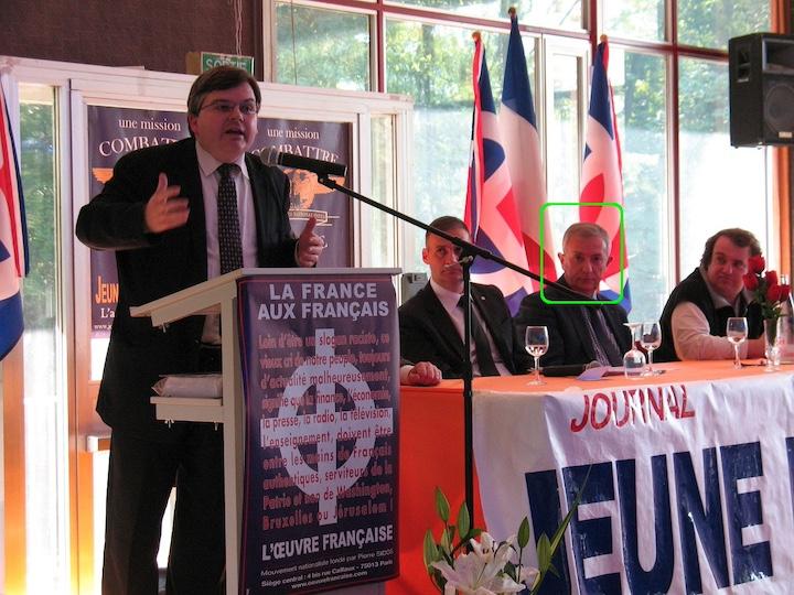 Christian Perez (deuxième en partant de la droite) participe en octobre 2011 au 14e Forum de la nation, en compagnie de Jérôme Bourbon, directeur de Rivarol, à la tribune, Yvan Benedetti, exclu pour antisémitisme du FN et Vincent Reynouard, militant négationniste multirécidiviste