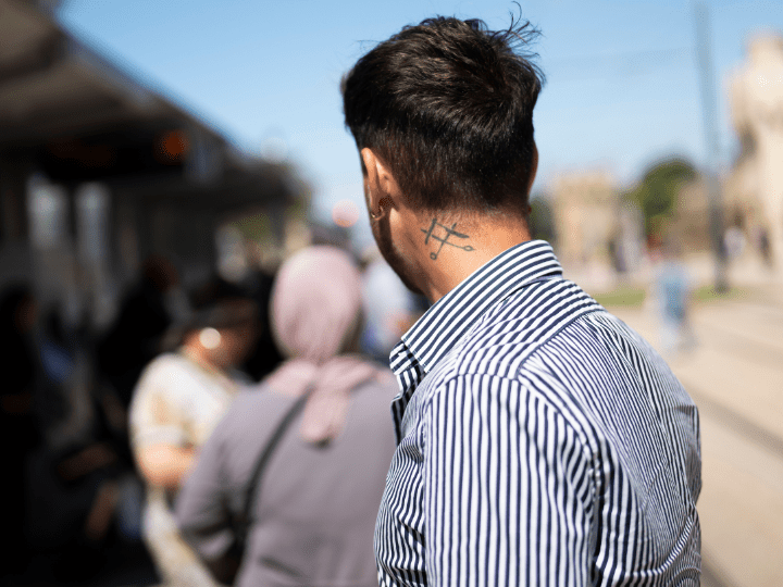 Dans la nuque de Raphaël Arnault, un tatouage géométrique intrigue. Un ciseau pris dans un rasoir, signe des coiffeurs. « Y a des gens qui croient que c’est un truc de franc-maçon », plaisante-t-il.