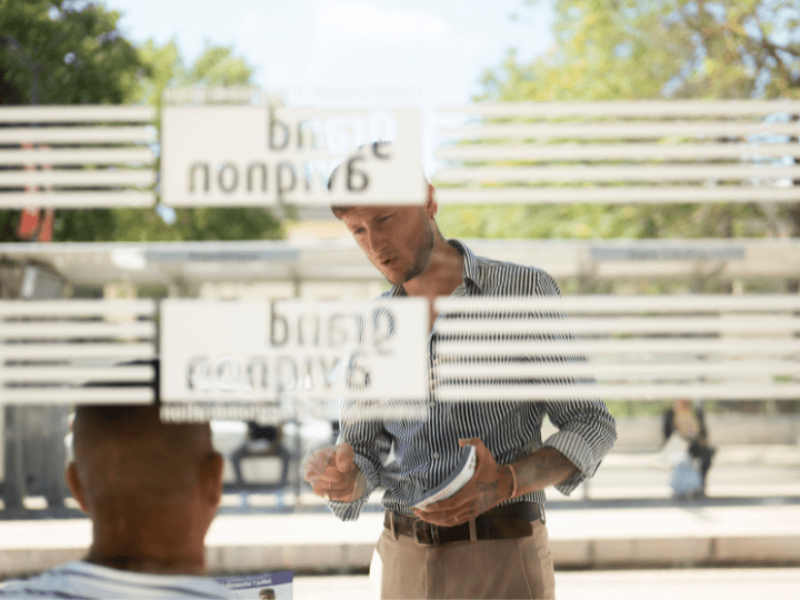 Le militant a opté pour une image plus « mainstream »