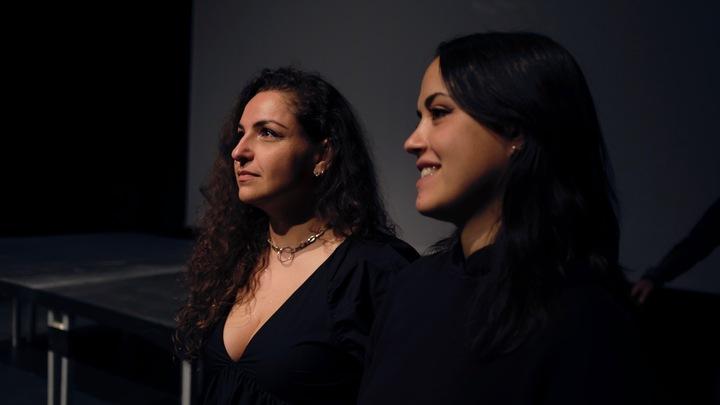 Carmina et Prune ont commencé le documentaire il y a trois ans. Pour ce projet, elles se sont entourées uniquement de femmes et de personnes LGBT+