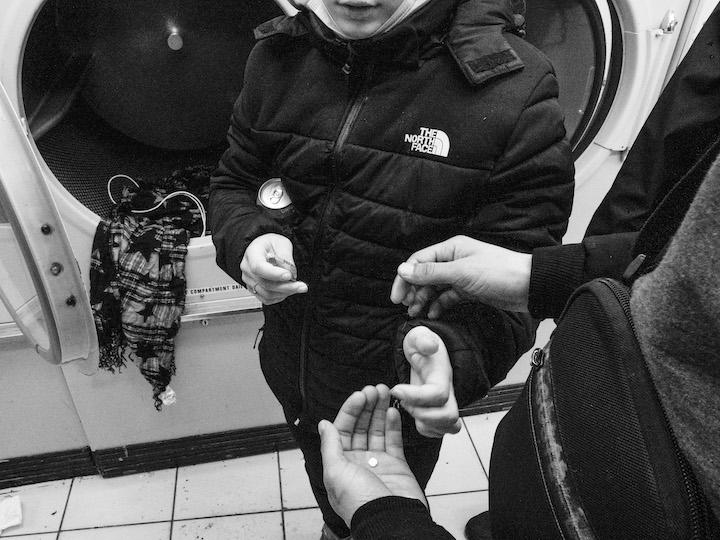 Dans la rue, de jeunes exilés, souvent mineurs, prennent du Lyrica. Une façon d'oublier leur quotidien d'errance