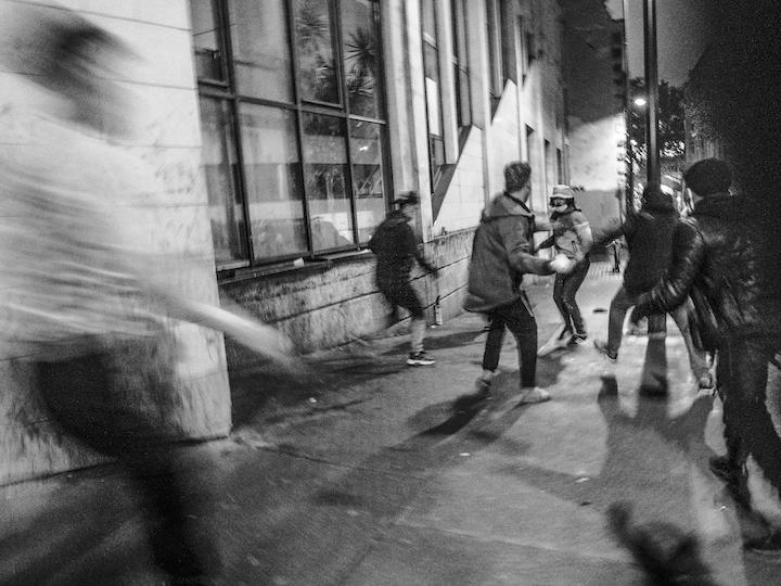 « Dans la rue, il y a des gens gentils et d’autres qui sont fous. J’ai vu des choses très graves et beaucoup de bagarres », raconte Yassine